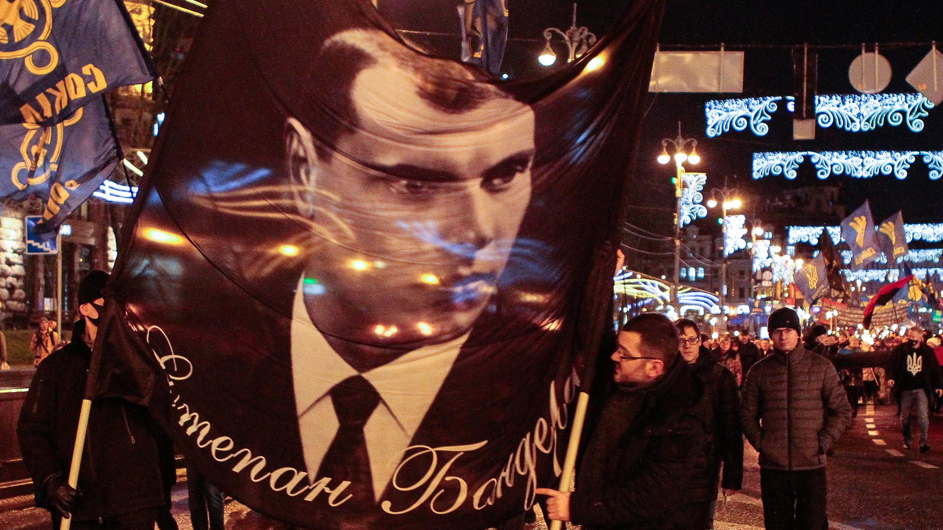 Fackelzug von rechten Aktivisten und der OUN (Organisation Ukrainischer Nationalisten) zum 113. Geburtstag von Stepan Bandera am 1. Januar 2022 in Kiew