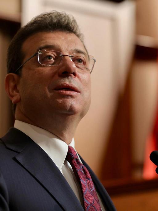 Der türkische Oppositionspolitiker Ekrem Imamoglu bei einer Rede.