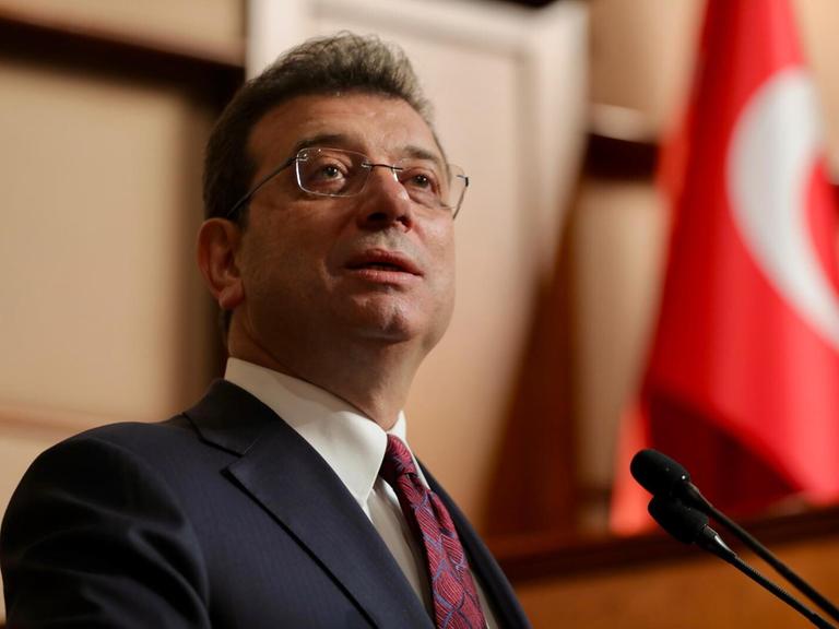 Der türkische Oppositionspolitiker Ekrem Imamoglu bei einer Rede.