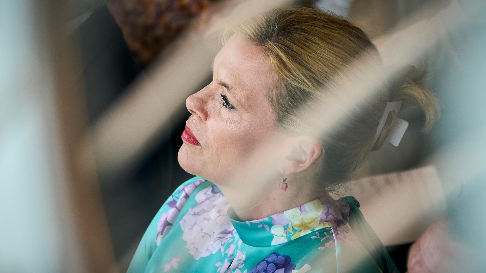 Julia Klöckner trägt beim Sommerfest der CDU in Koblenz ein grünes Kleid mit Blumenmuster. Ihre Haare sind mit einer Spange nach hinten gebunden.