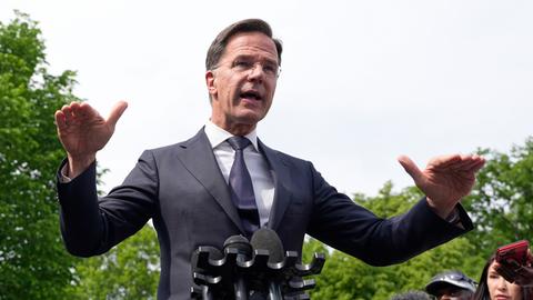 NATO-Generalsekretär Rutte spricht zu Reportern vor dem Weißen Haus in Washington.