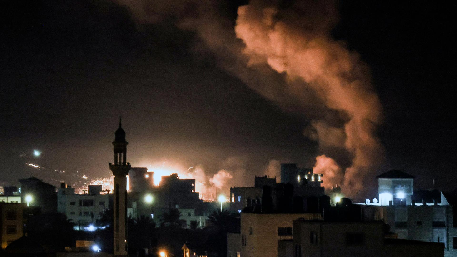 Rauch steigt über Gebäuden in Gaza-Stadt auf.