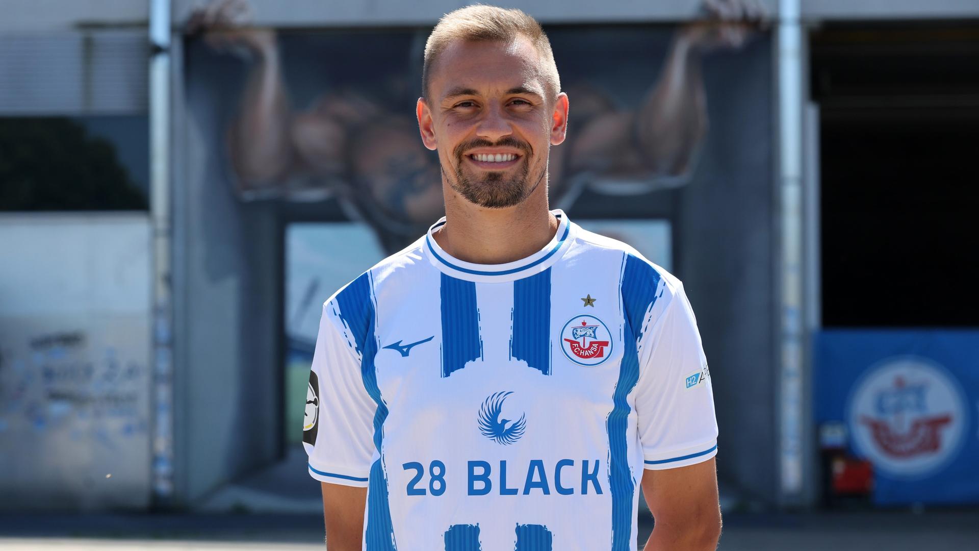 Mecklenburg-Vorpommern, Rostock: Franz Pfanne beim Mannschafts-Fototermin des Fußball-Drittligisten FC Hansa Rostock. Auf seinem Trikot ist der Aufdruck 28 Black. 