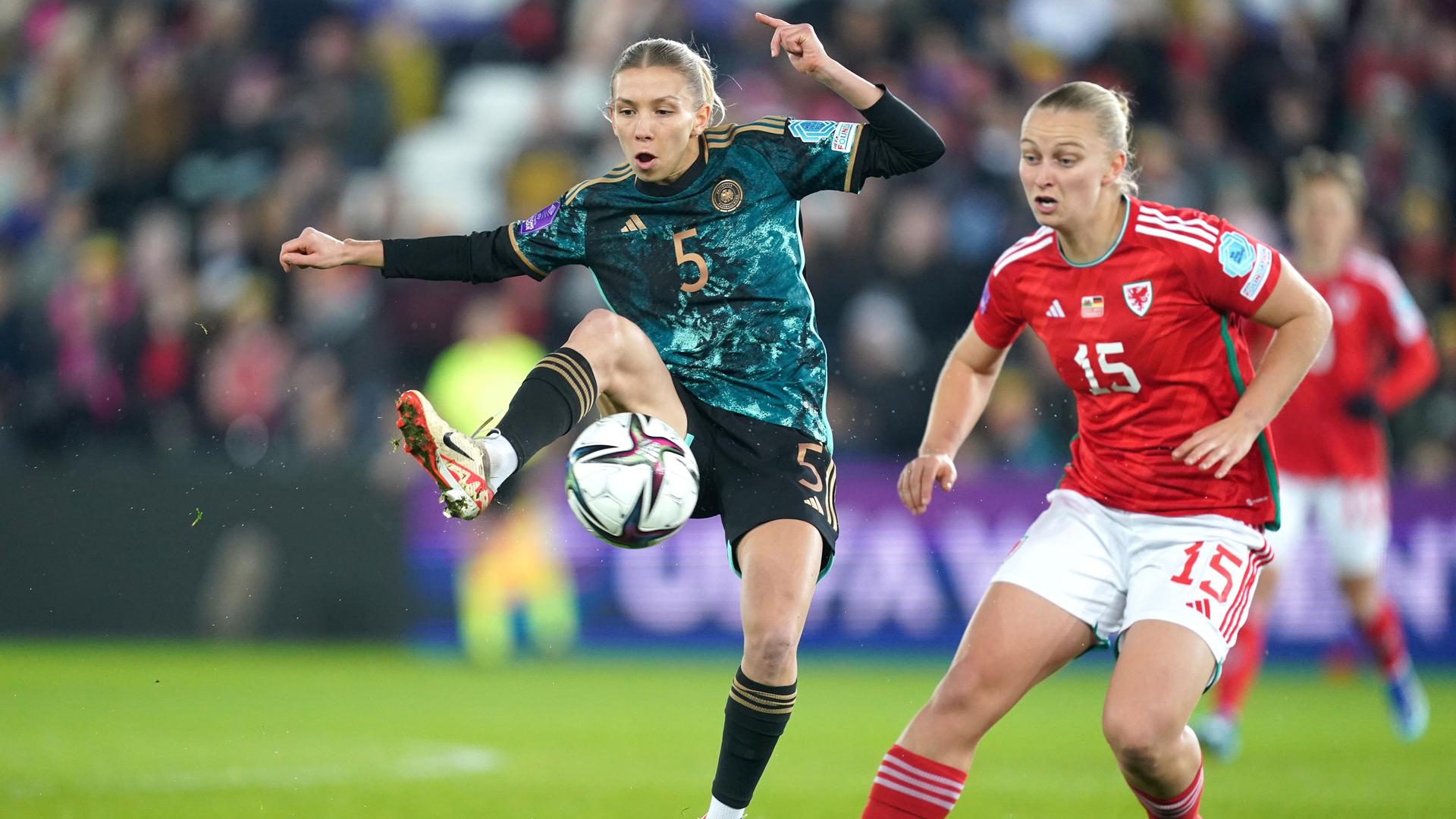 Großbritannien, Swansea: Fußball, Frauen: Nations League A Frauen, Wales - Deutschland, Gruppenphase, Gruppe 3, 6. Spieltag. Elisa Senb (l) aus Deutschland und Elise Hughes aus Wales in Aktion. Großbritannien, Swansea: Fußball, Frauen: Nations League A Frauen, Wales - Deutschland, Gruppenphase, Gruppe 3, 6. Spieltag. Elisa Senb (l) aus Deutschland und Elise Hughes aus Wales in Aktion.