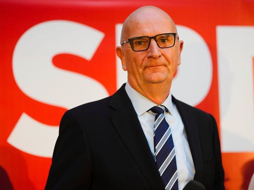 Brandenburgs Ministerpräsident Woidke vor dem roten Logo der SPD