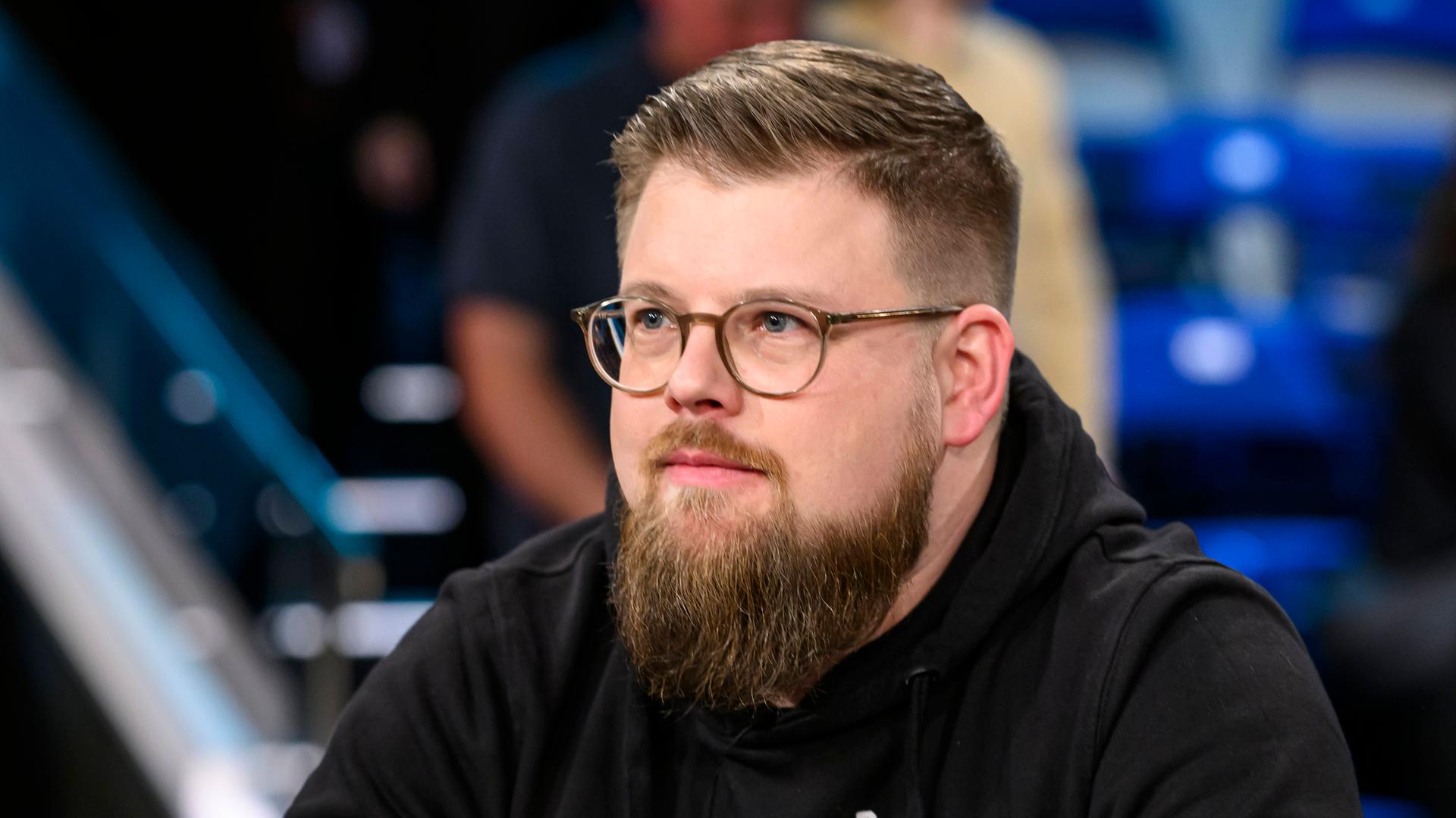 Thomas Kessen, Fanverband "Unsere Kurve", schaut bei einer Fernsehsendung zur Seite. 