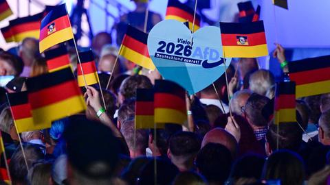 Anhänger der Partei „Alternative für Deutschland“ (AfD) schwenken deutsche Flaggen während einer Wahlkampfveranstaltung im Vorfeld der Landtagswahlen in Sachsen-Anhalt am 18. Juli 2026 in Magdeburg.