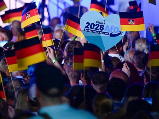 Anhänger der Partei „Alternative für Deutschland“ (AfD) schwenken deutsche Flaggen während einer Wahlkampfveranstaltung im Vorfeld der Landtagswahlen in Sachsen-Anhalt am 18. Juli 2026 in Magdeburg. Anhänger der Partei „Alternative für Deutschland“ (AfD) schwenken deutsche Flaggen während einer Wahlkampfveranstaltung im Vorfeld der Landtagswahlen in Sachsen-Anhalt am 18. Juli 2026 in Magdeburg.