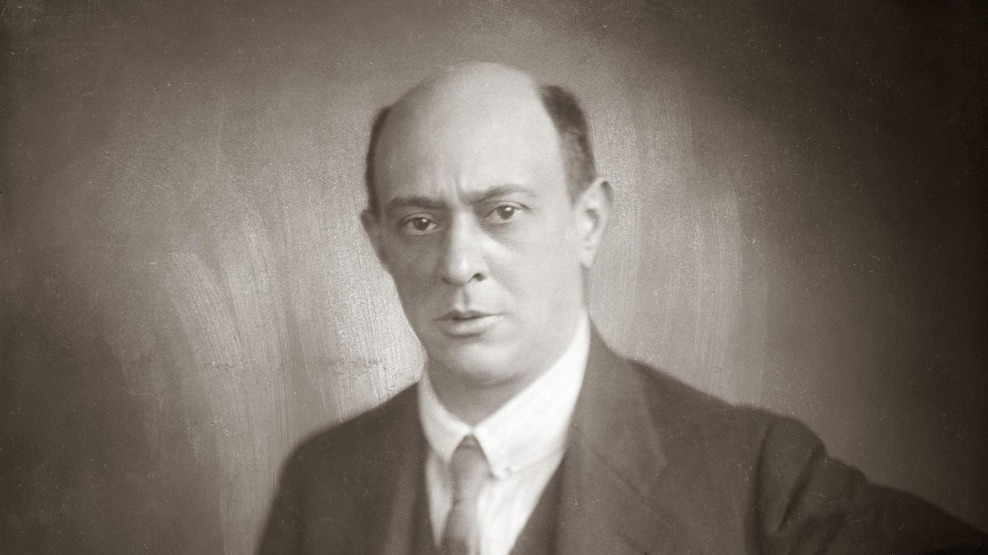 Portrait-Aufnahme des Komponisten Arnold Schönberg von 1922.