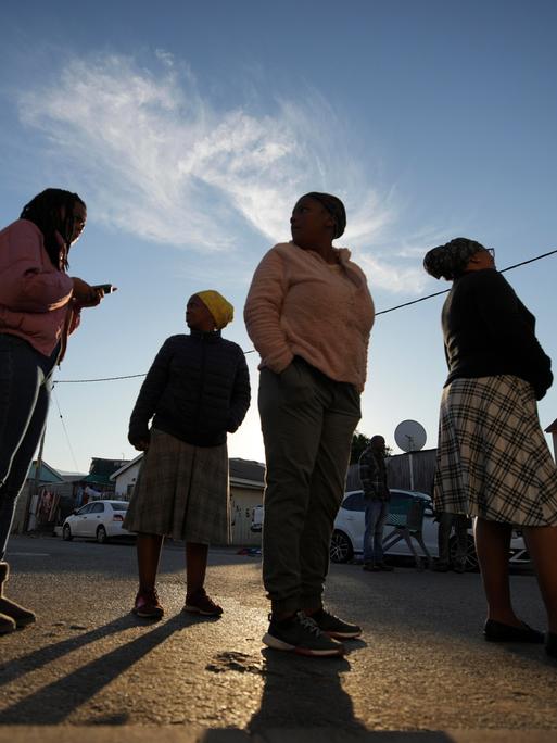 Wählerinnen und Wähler in einer Schlange bei den Wahlen in Südafrika am 29. Mai 2024 in Kapstadt.