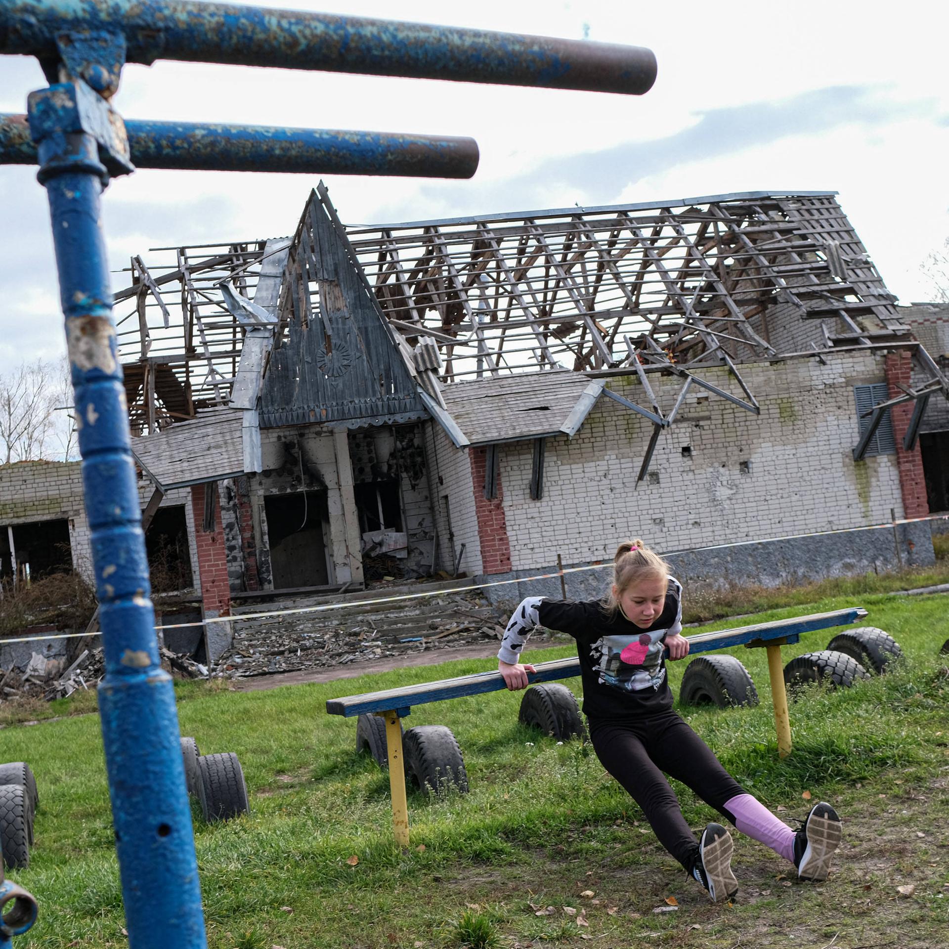 Ein ukrainisches Mädchen trainiert nahe des ehemaligen Biathlon-Nachwuchsleistungszentrums in Tschernihiw.
