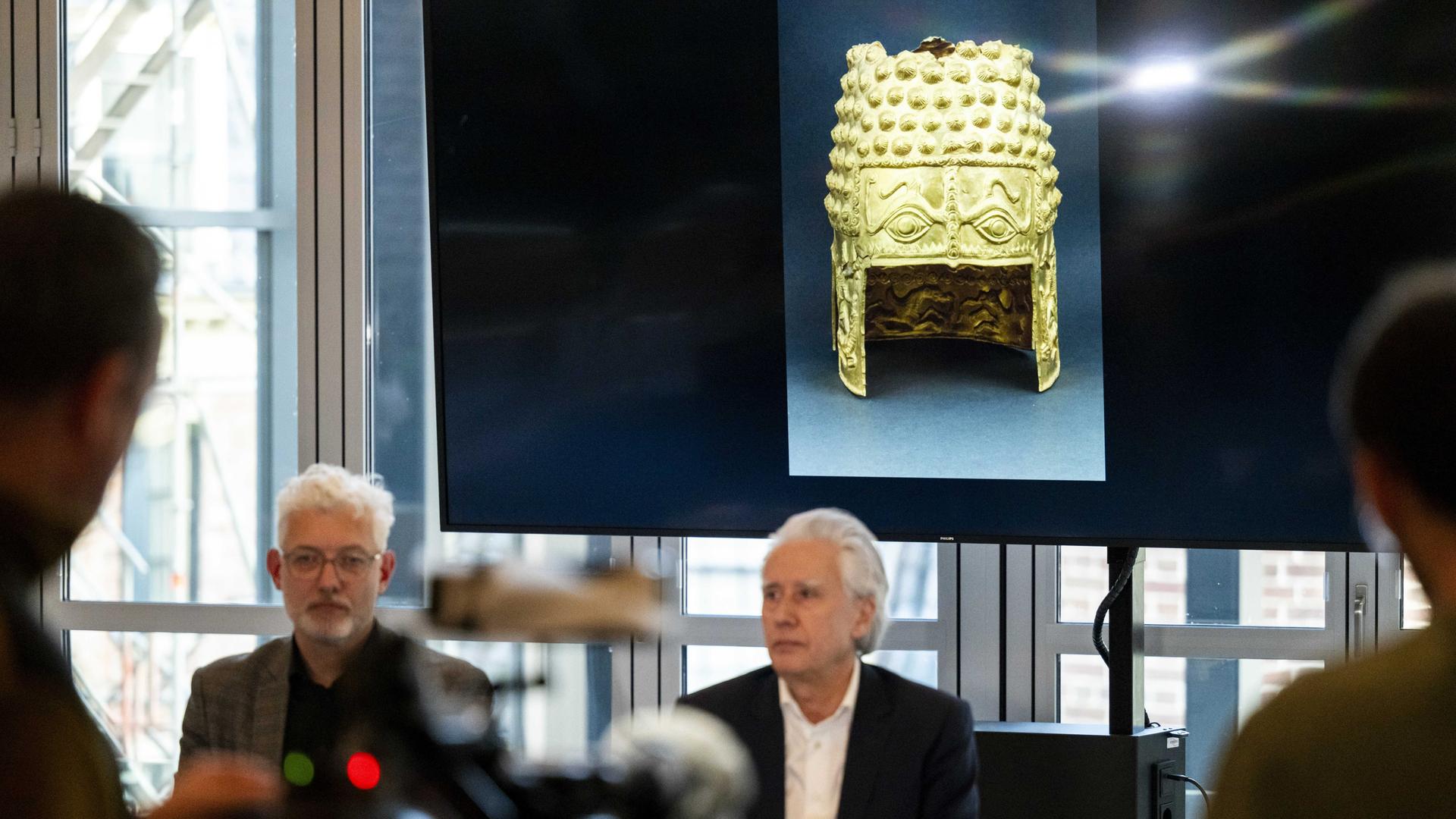 Pressekonferenz mit dem Museumsdirektor Harry Tupan (r.) anlässlich einer Explosion und einem Diebstahl von Ausstellungsstücken im Drents Museum in Assen in den Niederlanden.