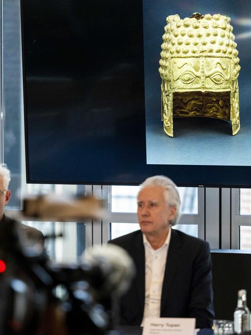 Pressekonferenz mit dem Museumsdirektor Harry Tupan (r.) anlässlich einer Explosion und einem Diebstahl von Ausstellungsstücken im Drents Museum in Assen in den Niederlanden.