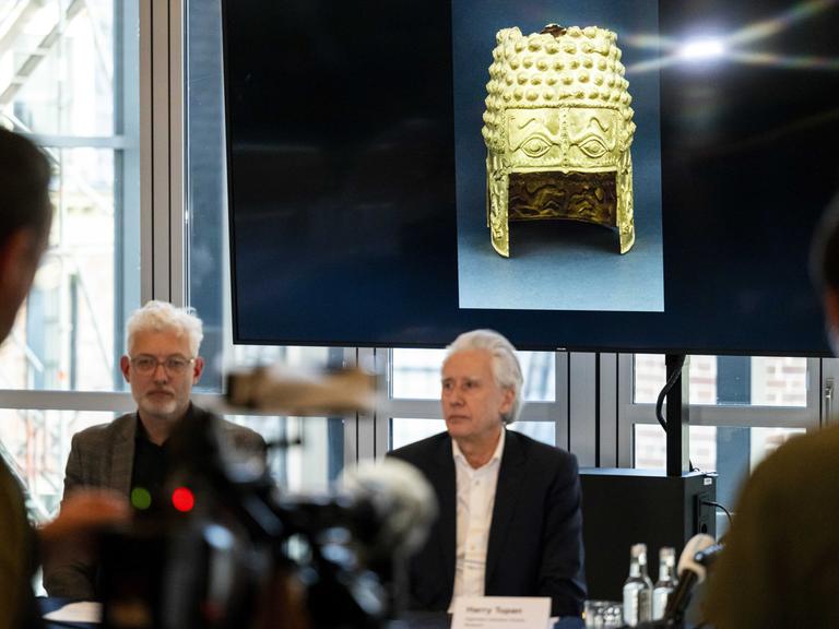 Pressekonferenz mit dem Museumsdirektor Harry Tupan (r.) anlässlich einer Explosion und einem Diebstahl von Ausstellungsstücken im Drents Museum in Assen in den Niederlanden.