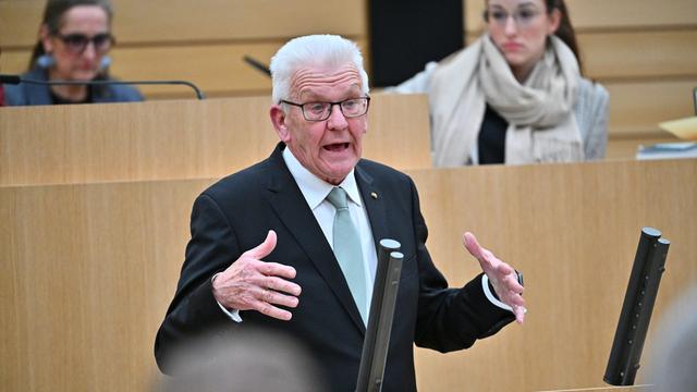Winfried Kretschmann (Bündnis 90/ Die Grünen), Ministerpräsident von Baden-Württemberg, spricht im Landtag. 