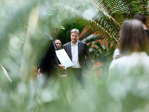 Robert Habeck (Bündnis 90/Die Grünen), Bundesminister für Wirtschaft und Klimaschutz, steht bei der Übergabe eines Förderbescheids für ein H2-Projekt der Firma Linde im Garten eines Hotels in Südafrika. 