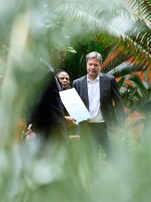 Robert Habeck (Bündnis 90/Die Grünen), Bundesminister für Wirtschaft und Klimaschutz, steht bei der Übergabe eines Förderbescheids für ein H2-Projekt der Firma Linde im Garten eines Hotels in Südafrika. 