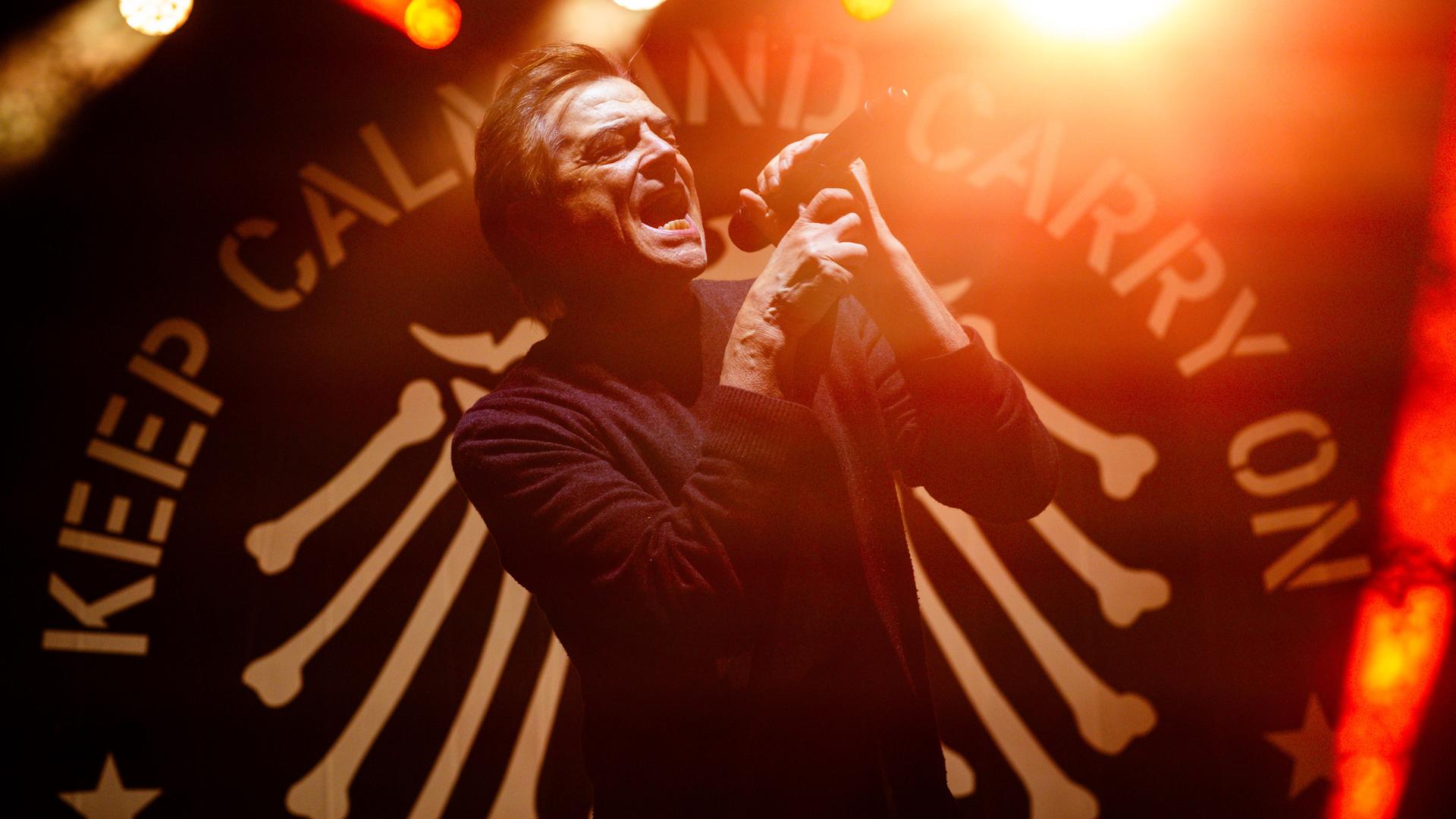 Tote-Hosen-Frontmann Campino singt auf der Hauptbühne des Festivals "Jamel rockt den Förster" in Mecklenburg-Vorpommern. Tote-Hosen-Frontmann Campino singt auf der Hauptbühne des Festivals "Jamel rockt den Förster" in Mecklenburg-Vorpommern.