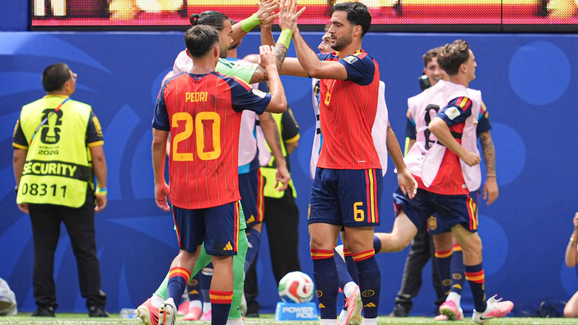 Spanien steht nach dem Sieg über Belgien im Halbfinale. Spanische Spieler freuen sich nach dem 2:1.
      