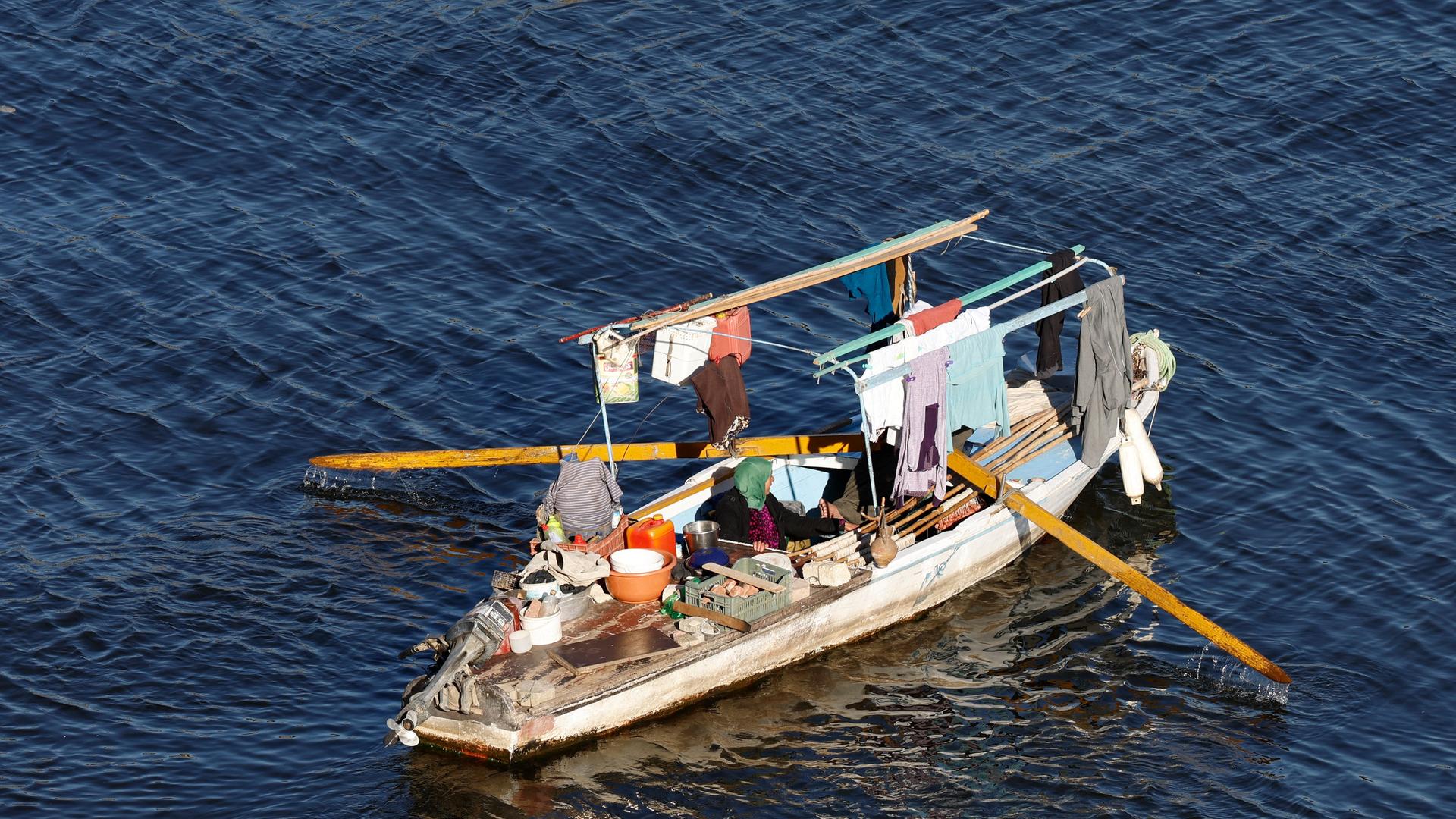 Eine Fischerin auf dem Nil in ihrem Boot.