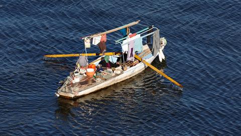 Eine Fischerin auf dem Nil in ihrem Boot.