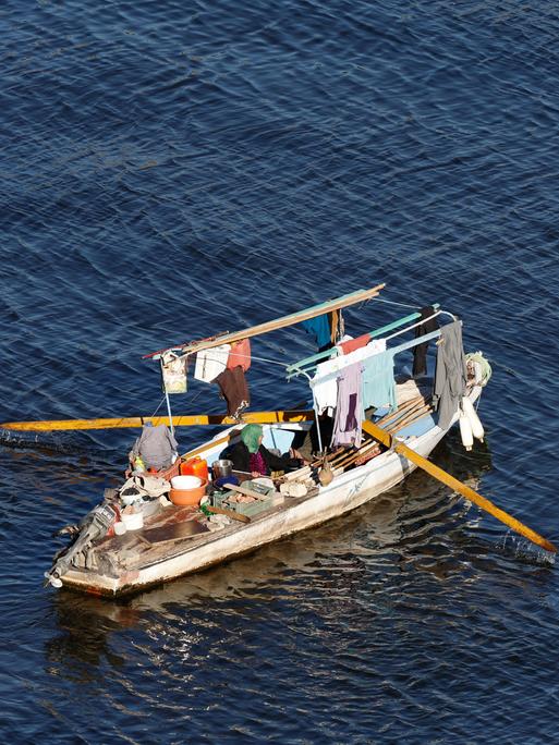 Eine Fischerin auf dem Nil in ihrem Boot.