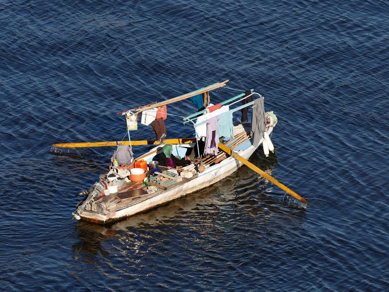 Eine Fischerin auf dem Nil in ihrem Boot.