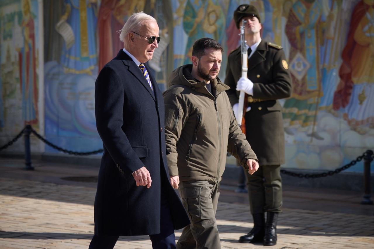 US-Präsident Biden neben dem ukrainischen PräsidentenSelenskyj im Zentrum von Kiew