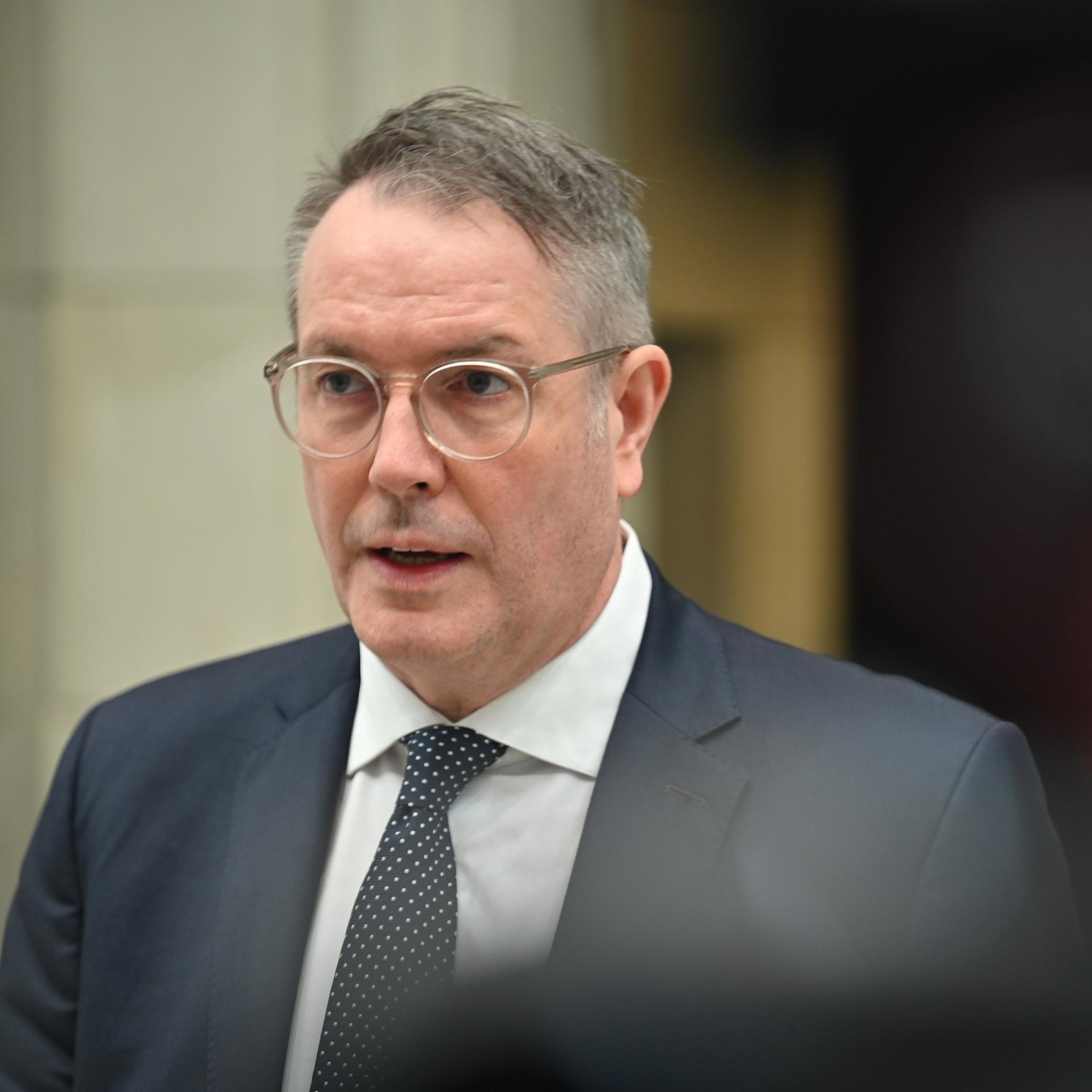 Berlin: Der rheinland-pfälzische Ministerpräsident Alexander Schweitzer (SPD) gibt ein Statement ab.