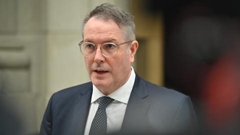Berlin: Der rheinland-pfälzische Ministerpräsident Alexander Schweitzer (SPD) gibt ein Statement ab.