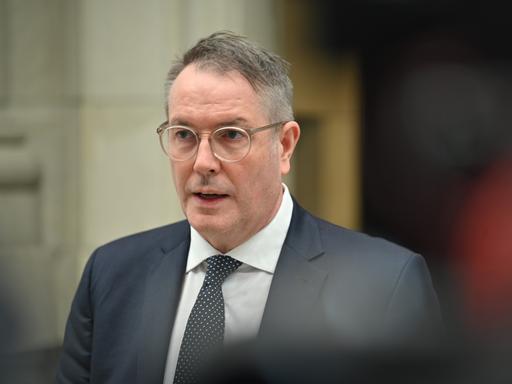 Berlin: Der rheinland-pfälzische Ministerpräsident Alexander Schweitzer (SPD) gibt ein Statement ab. Berlin: Der rheinland-pfälzische Ministerpräsident Alexander Schweitzer (SPD) gibt ein Statement ab.