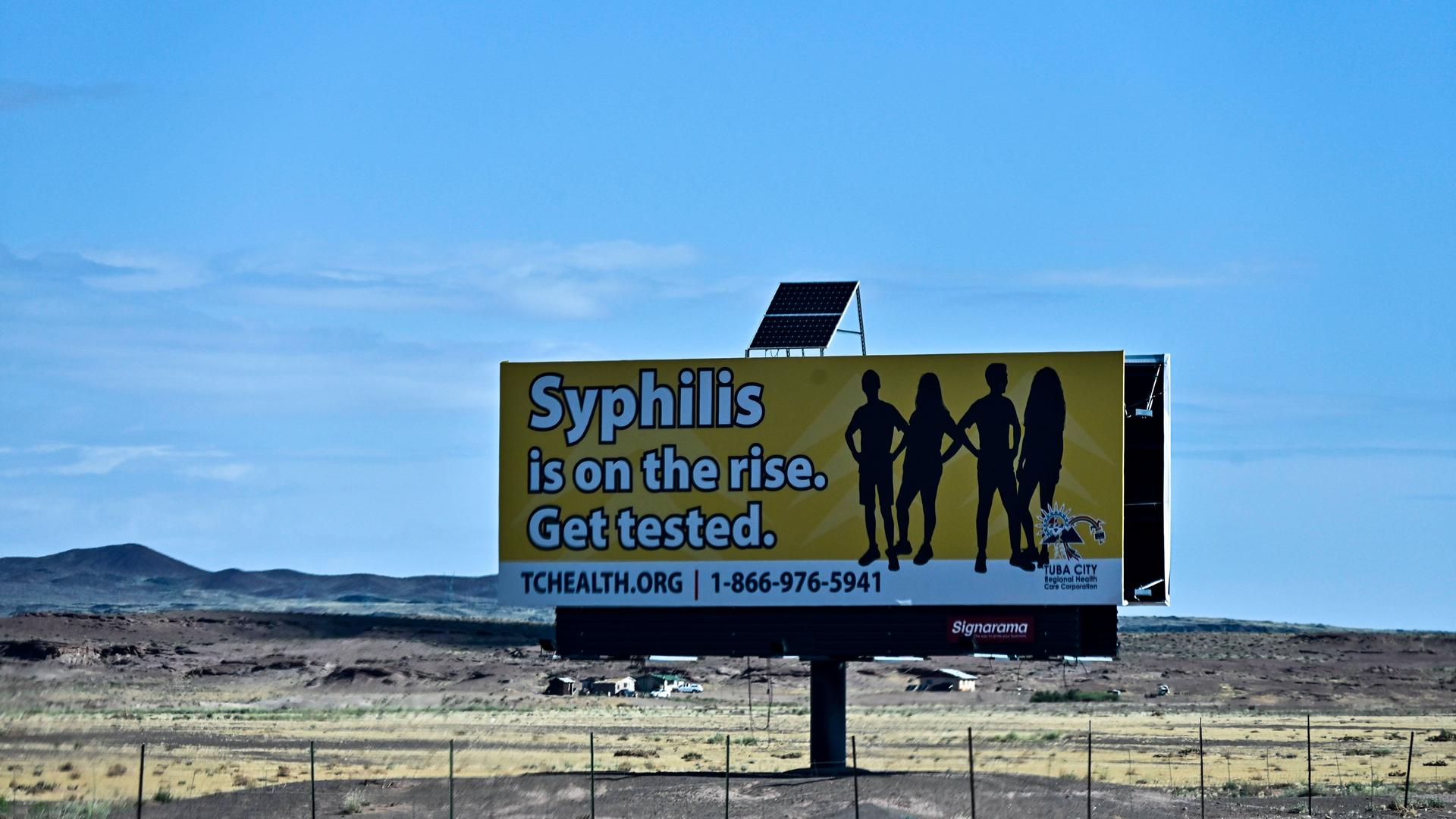 USA, Monument Valley, Utah: Ein Plakat soll Menschen aufmerksam machen, sich gegen Syphilis testen zu lassen. USA, Monument Valley, Utah: Ein Plakat soll Menschen aufmerksam machen, sich gegen Syphilis testen zu lassen.
