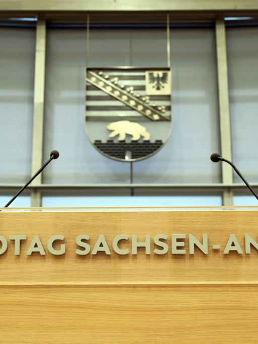 Hinter dem Rednerpult im Plenarsaal des Landtages von Sachsen-Anhalt hängt das sachsen-anhaltinische Wappen mit Adler und Bär. Hinter dem Rednerpult im Plenarsaal des Landtages von Sachsen-Anhalt hängt das sachsen-anhaltinische Wappen mit Adler und Bär.
