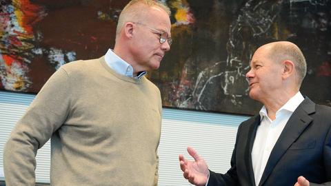  SPD-Bundestagsfraktion mit Matthias Miersch und  Bundeskanzler Olaf Scholz vor einer Wand