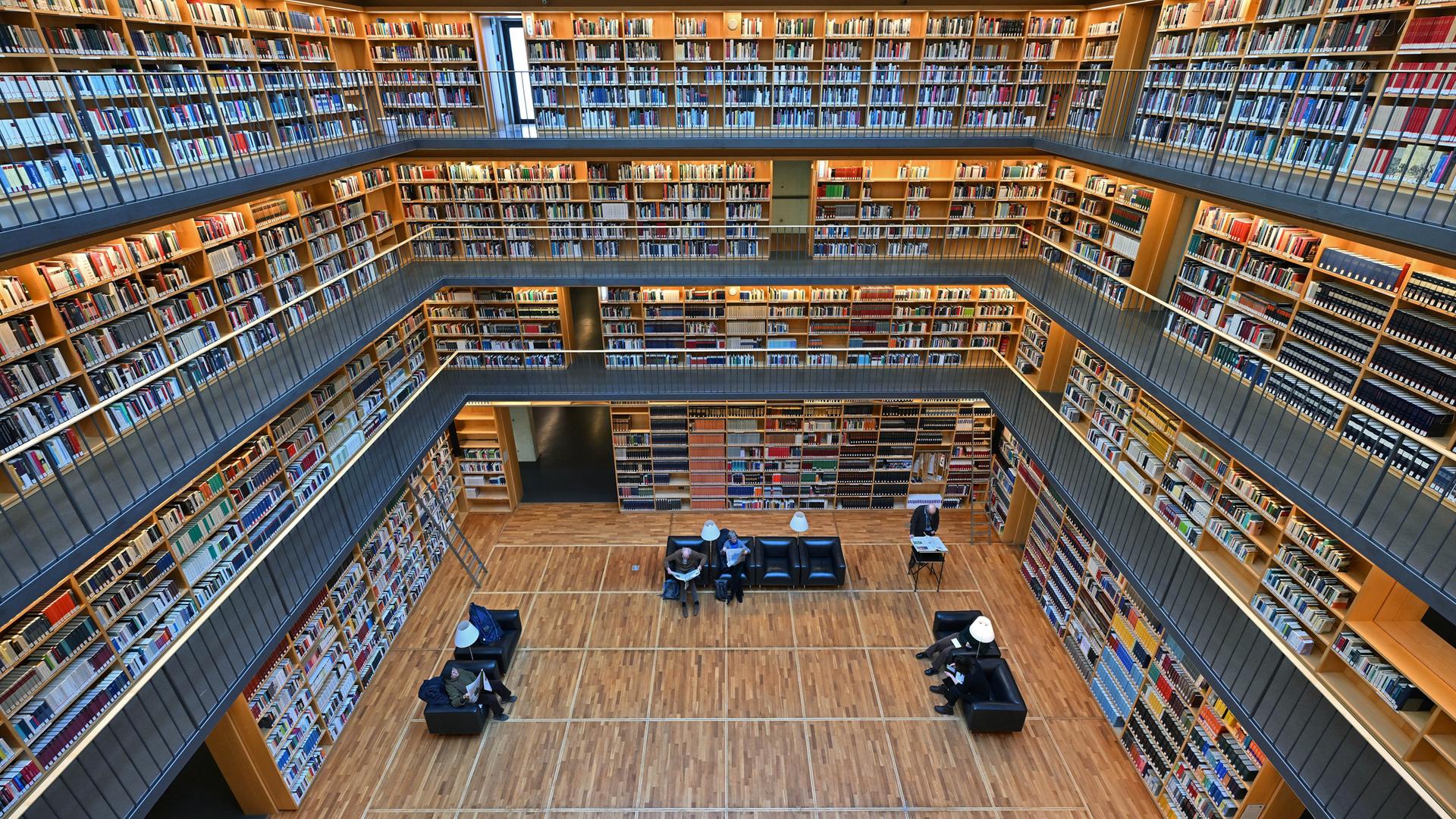 Foto in eine große Bibliothek. Auf mehreren Etagen sind Bücher in Regalen sortiert. Der Bücherkubus befindet sich im Studienzentrum der Herzogin Anna Amalia Bibliothek in Weimar. Foto in eine große Bibliothek. Auf mehreren Etagen sind Bücher in Regalen sortiert. Der Bücherkubus befindet sich im Studienzentrum der Herzogin Anna Amalia Bibliothek in Weimar.