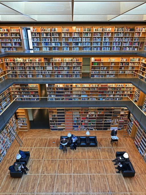 Foto in eine große Bibliothek. Auf mehreren Etagen sind Bücher in Regalen sortiert. Der Bücherkubus befindet sich im Studienzentrum der Herzogin Anna Amalia Bibliothek in Weimar.