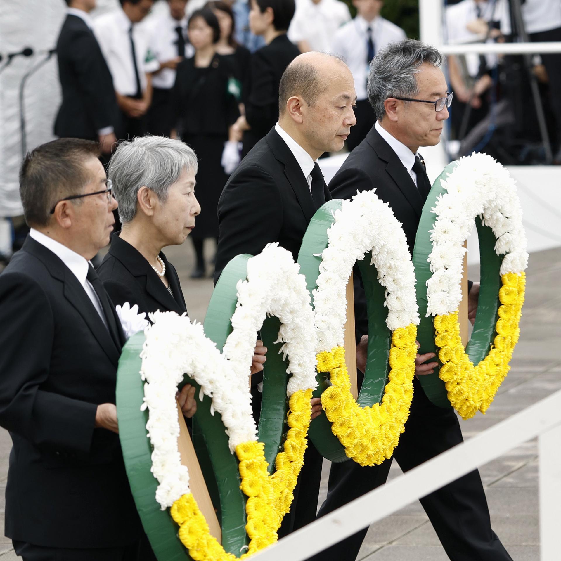 Der Foto zeigt unter anderem den Bürgermeister von Nagasaki, Shiro Suzuki (3.v.l) bei der Gedenkfeier.