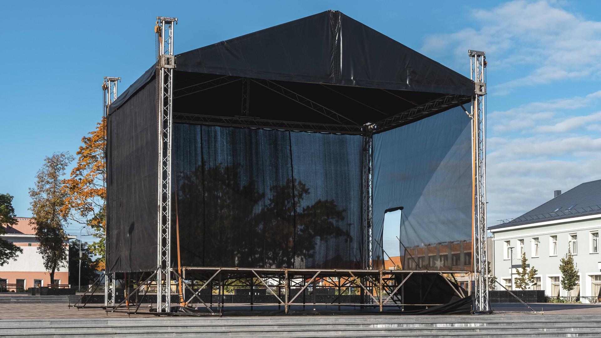 Leere Konzertbühne im Freien an einem sonnigen Herbsttag Leere Konzertbühne im Freien an einem sonnigen Herbsttag