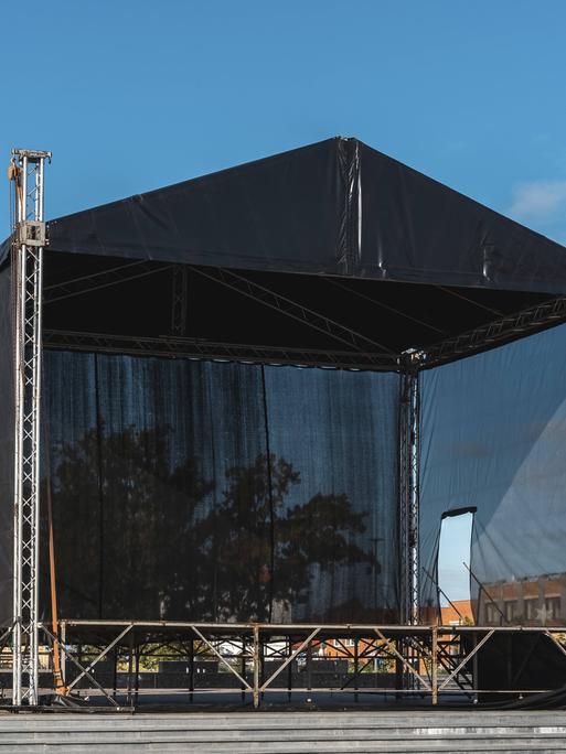 Leere Konzertbühne im Freien an einem sonnigen Herbsttag