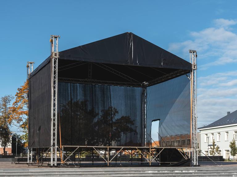 Leere Konzertbühne im Freien an einem sonnigen Herbsttag
