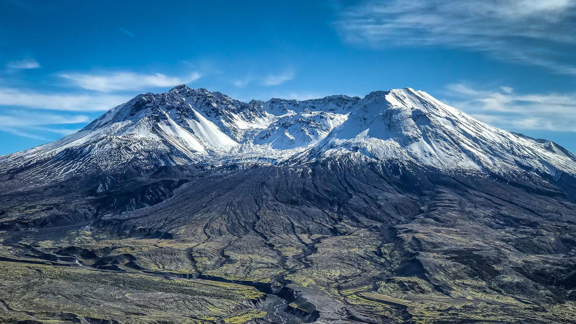 Atemberaubender Anblick eines von Eis bedeckten Vulkans