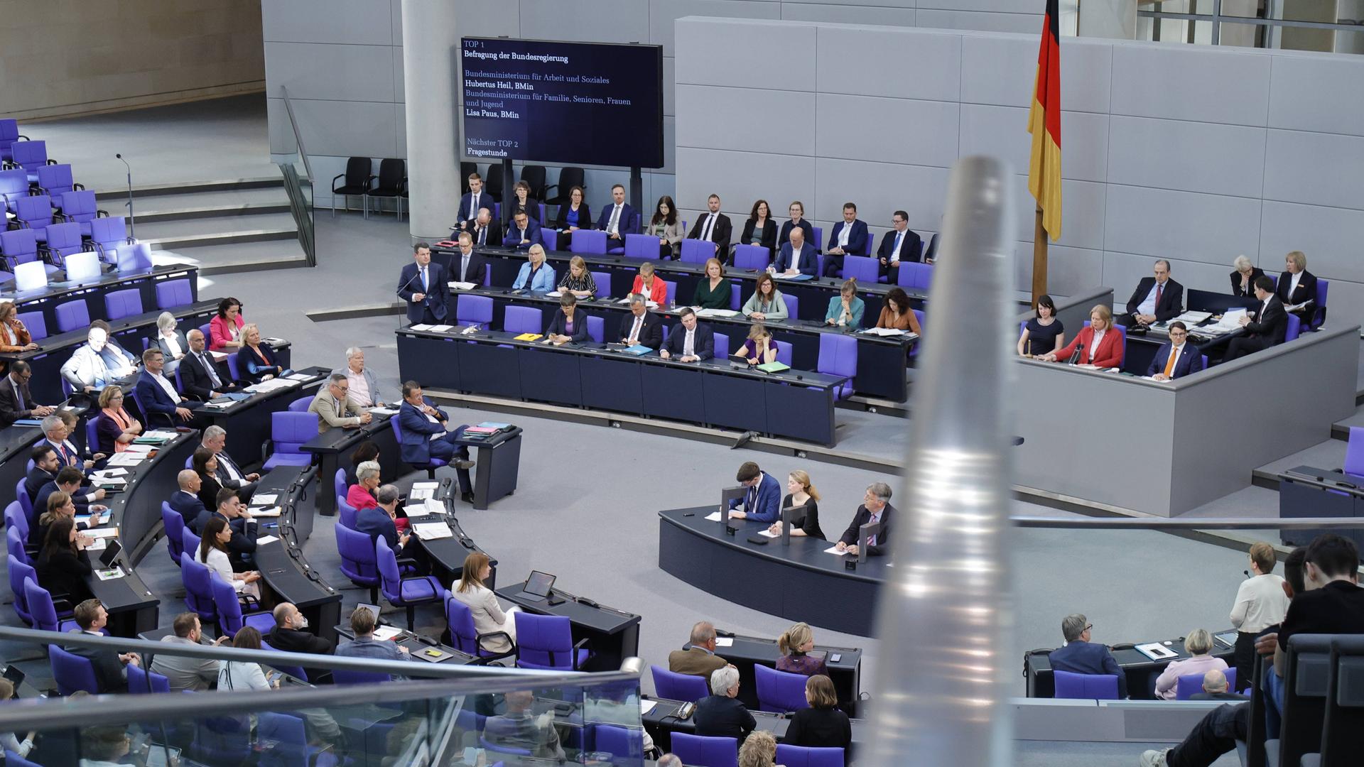 Blick in den Plenarsaal des Deutschen Bundestags in Berlin mit Politikerinnen und Politikern, die dort sitzen. 