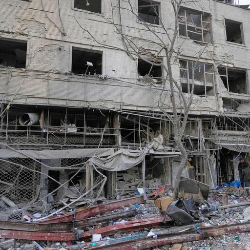 Ein Gebäude liegt in Trümmern nach einem Angriff auf eine Polizeistation während eines gemeinsamen US-amerikanisch-israelischen Militärangriffs in Teheran, Iran. 