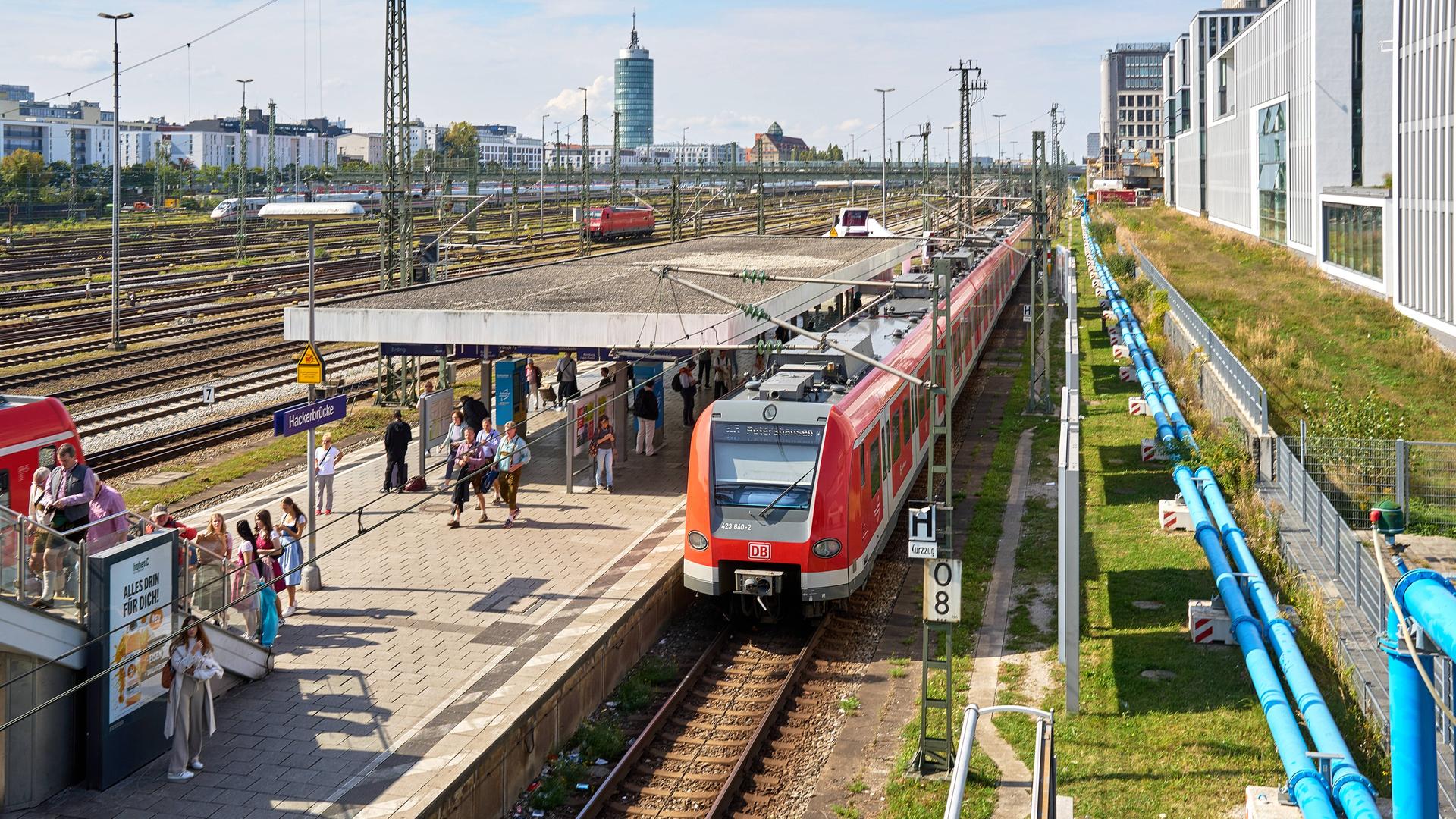  Eine rote S-Bahn der Deutschen Bahn fährt in den Bahnhof Hackerbrücke in München ein