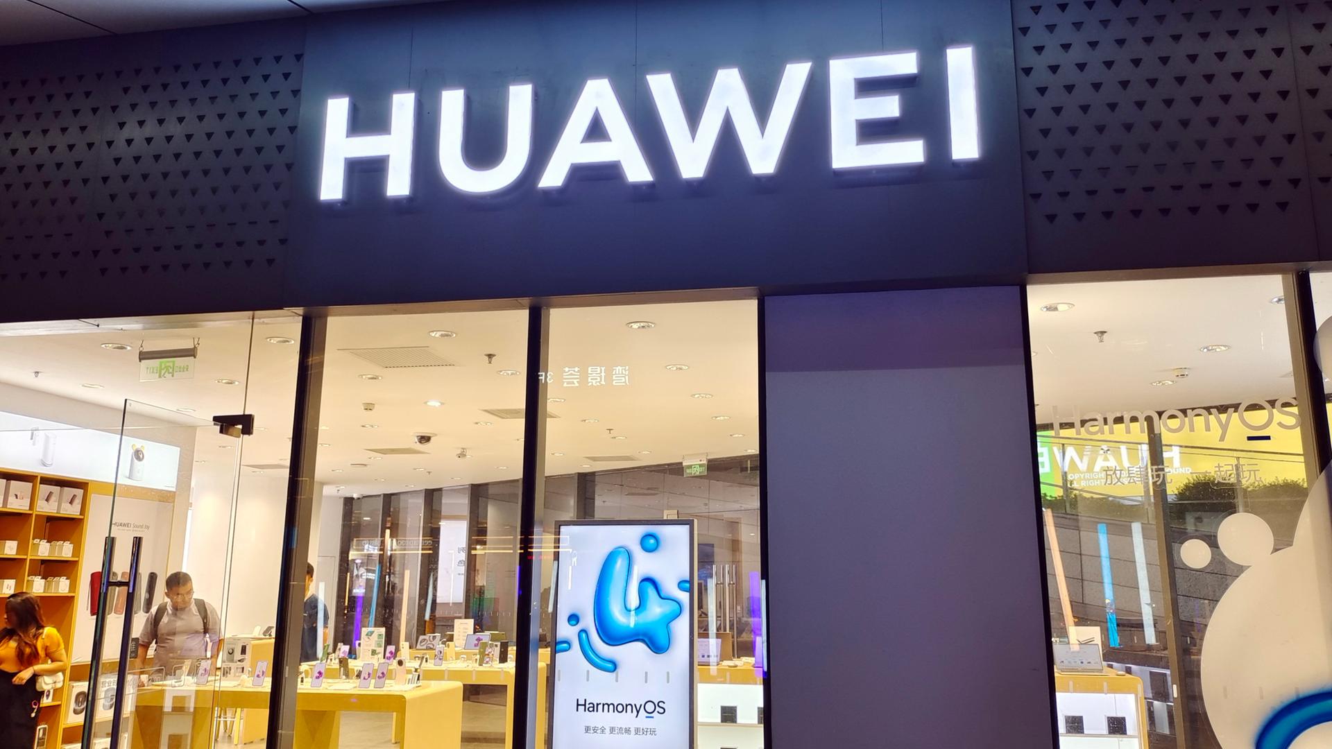 Der Blick von Außen auf einen Huawei-Laden in Shanghai. 