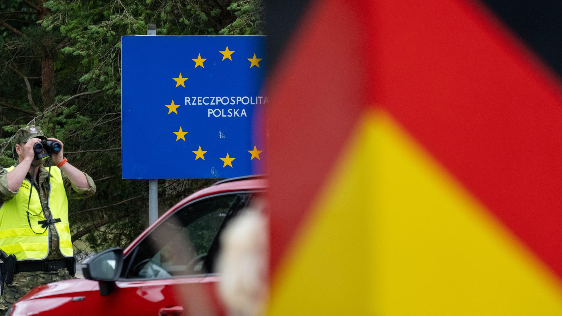 Polnische Grenzschützer stehen auf der polnischen Seite am Grenzübergang Ahlbeck: Polen hat vorübergehend die Grenzkontrollen an der deutsch-polnischen Grenze wieder aufgenommen.