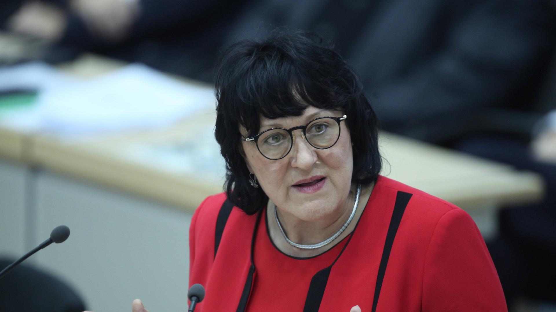 Sachsen-Anhalts Bildungsministerin Feußner spricht im Landesparlament. Sie steht hinter einem Pult. Sachsen-Anhalts Bildungsministerin Feußner spricht im Landesparlament. Sie steht hinter einem Pult.