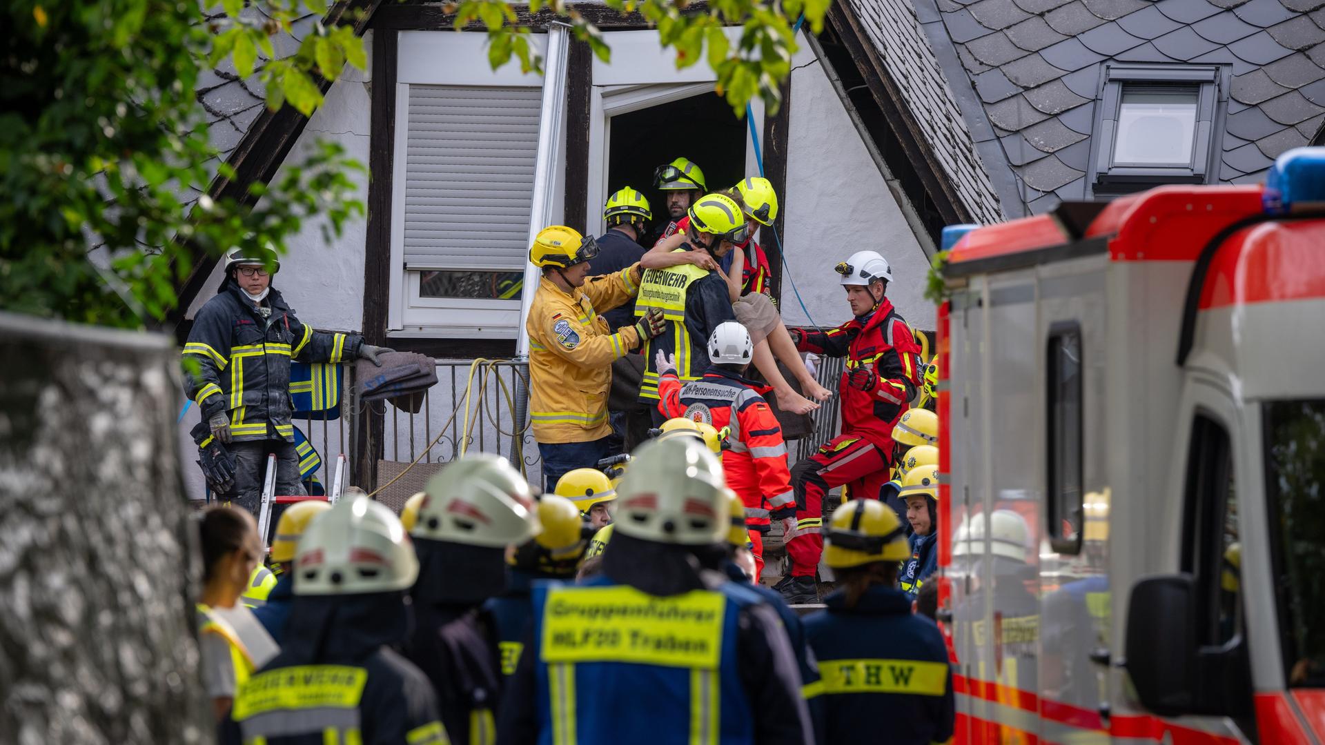 Rheinland-Pfalz, Kröv: Ein Mensch wird von Rettungskräften aus dem teilweise eingestürzten Hotel gerettet. 