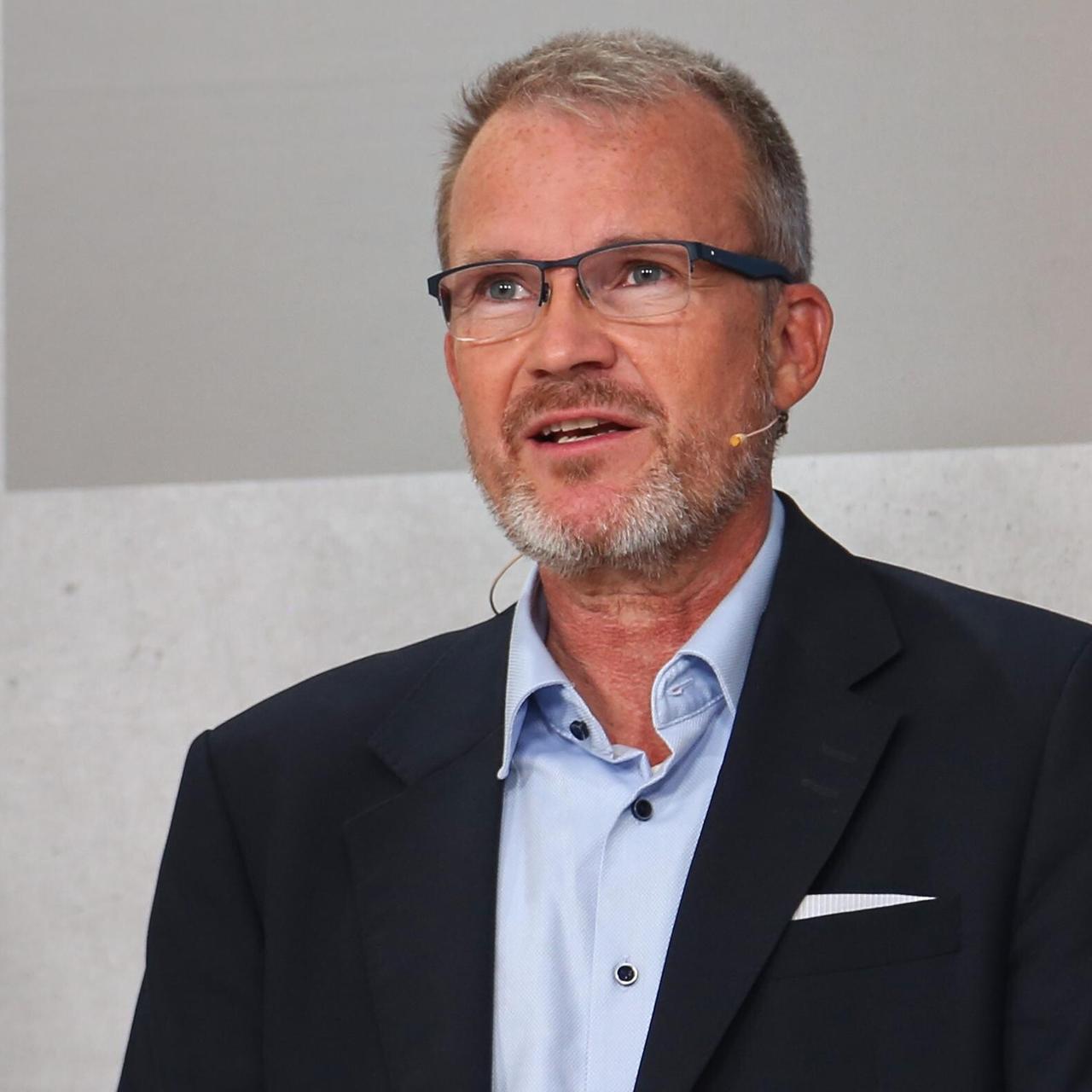 TK-Vorstandsvorsitzender Jens Baas spricht vor Publikum. 