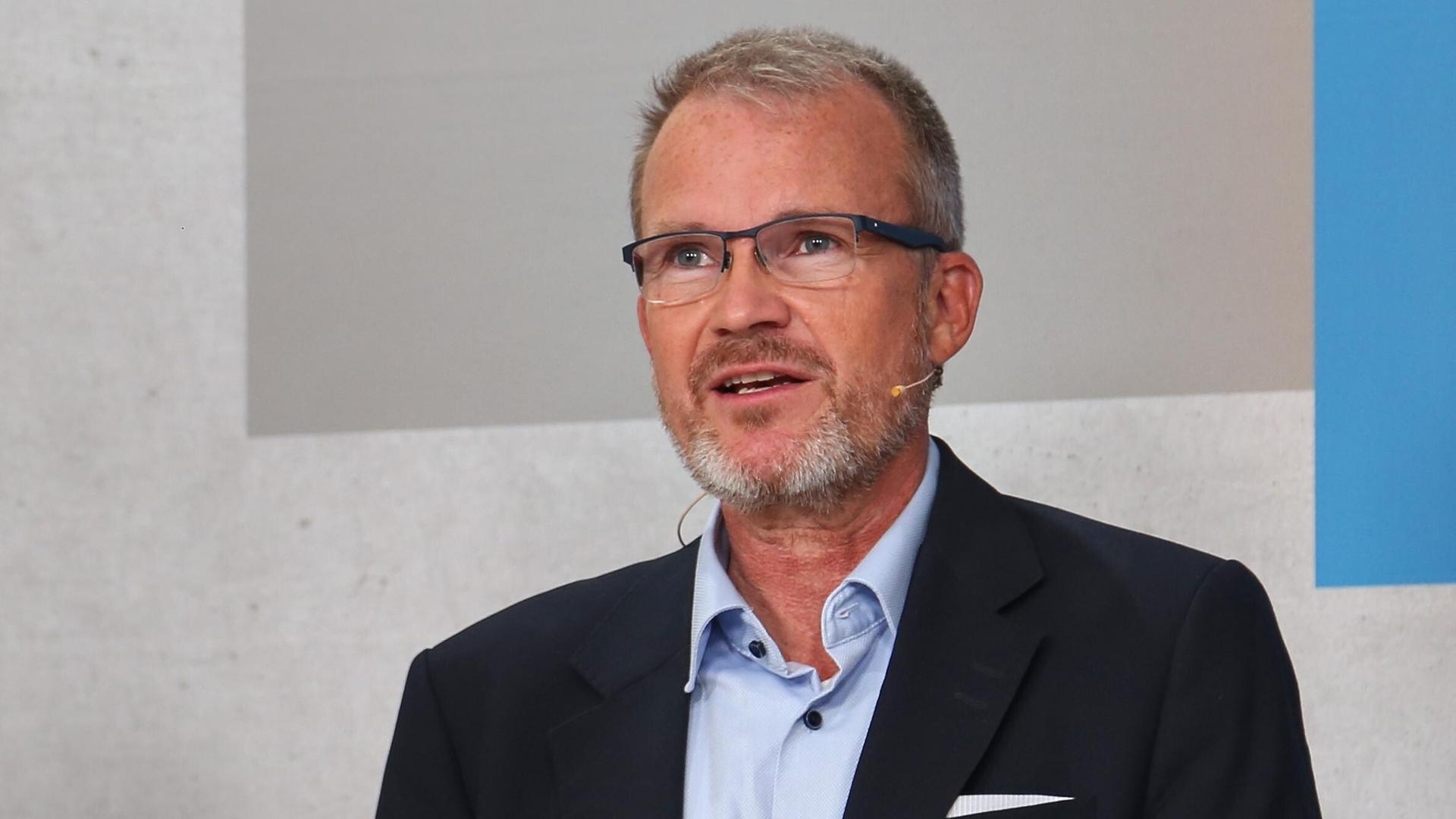 TK-Vorstandsvorsitzender Jens Baas spricht vor Publikum. 